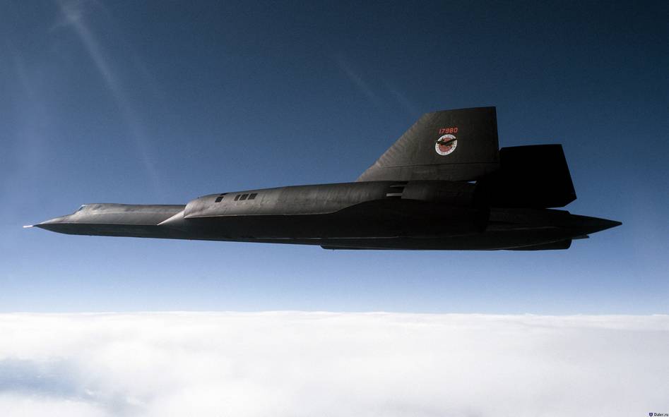 Стратегический разведчик Локхид SR-71A «Блекберд» – пока единственный американский серийный самолет, который мог летать второе быстрее звука. Его силовую установку составляли два ТРД, помещенных в огромные гондолы-эжекторы  